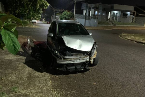 Imagem referente a notícia: Duas pessoas ficaram feridas após colisão de trânsito na Rua Agostinho dos Santos
