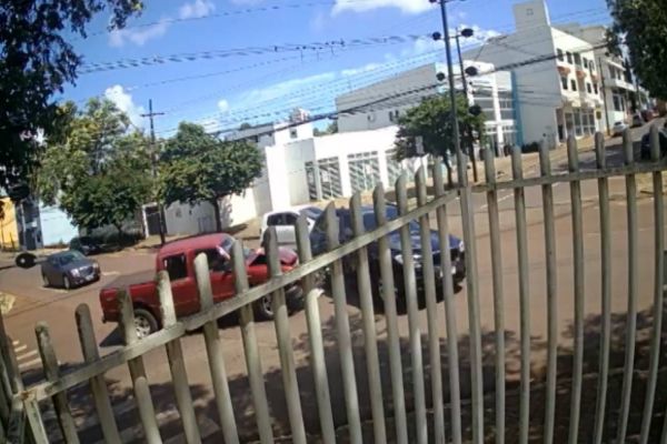 Imagem referente a notícia: Caminhonete Ranger e BMW batem na Rua Rio Grande do Sul; veja o vídeo