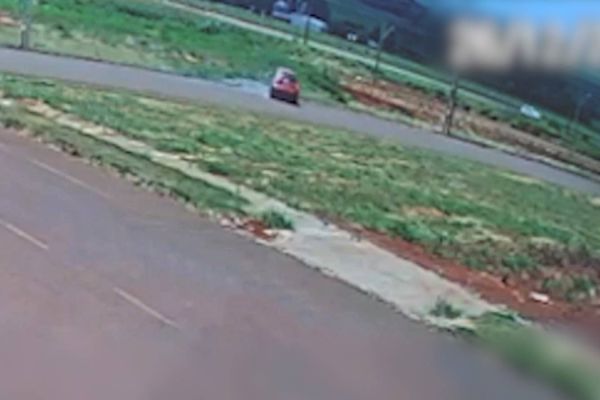 Imagem referente a notícia: Câmera de segurança registra acidente que derrubou quatro postes no Loteamento Piovesan