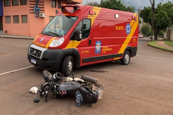 Imagem referente a notícia: Mulher de 41 anos sofre contusão em quadril após colisão entre motos na Rua Minas Gerais