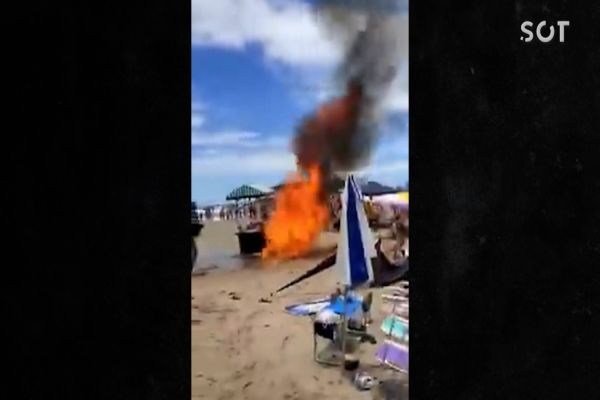 Carrinho pega fogo; Na tentativa de apagar incêndio, banhistas criam labareda gigante na Praia Brava