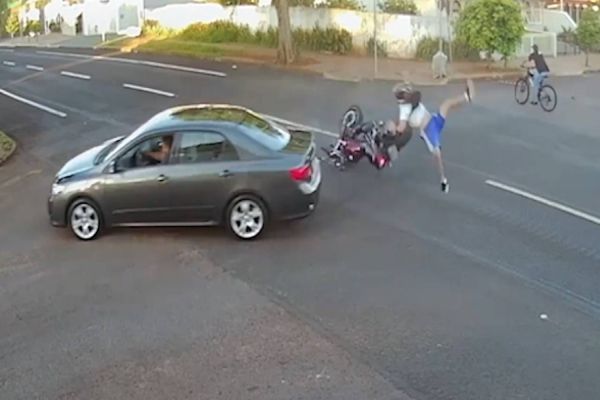 Imagem referente a notícia: Motociclista “voa” após forte colisão de trânsito na Rua Marechal Cândido Rondon