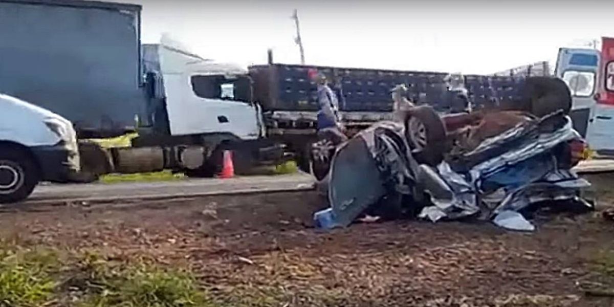 Repórter flagra colisão traseira entre caminhão e carreta na BR-376, quando cobria acidente trágico