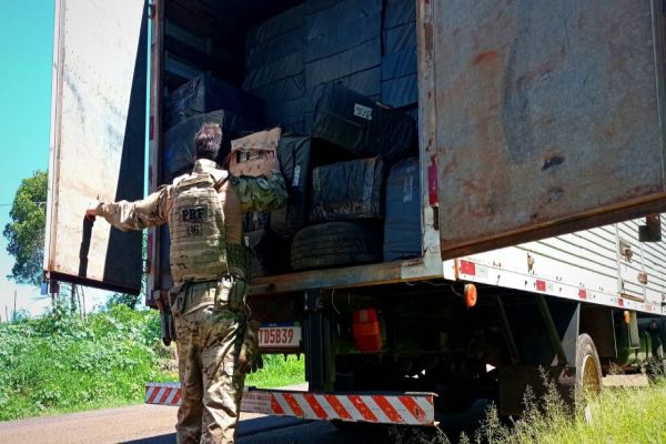 Imagem referente a notícia: PRF apreende baú de cigarros contrabandeados em Espigão Alto Iguaçu