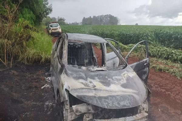 Homem morto é encontrado amarrado em córrego; carro foi incendiado