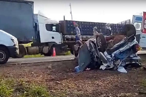 Imagem referente a notícia: Repórter flagra colisão traseira entre caminhão e carreta na BR-376, quando cobria acidente trágico
