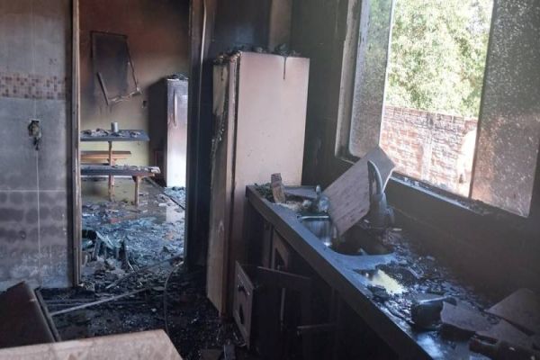 Imagem referente a notícia: Homem morre vítima de disparo de arma de fogo em residência incendiada em Capitão; Entenda
