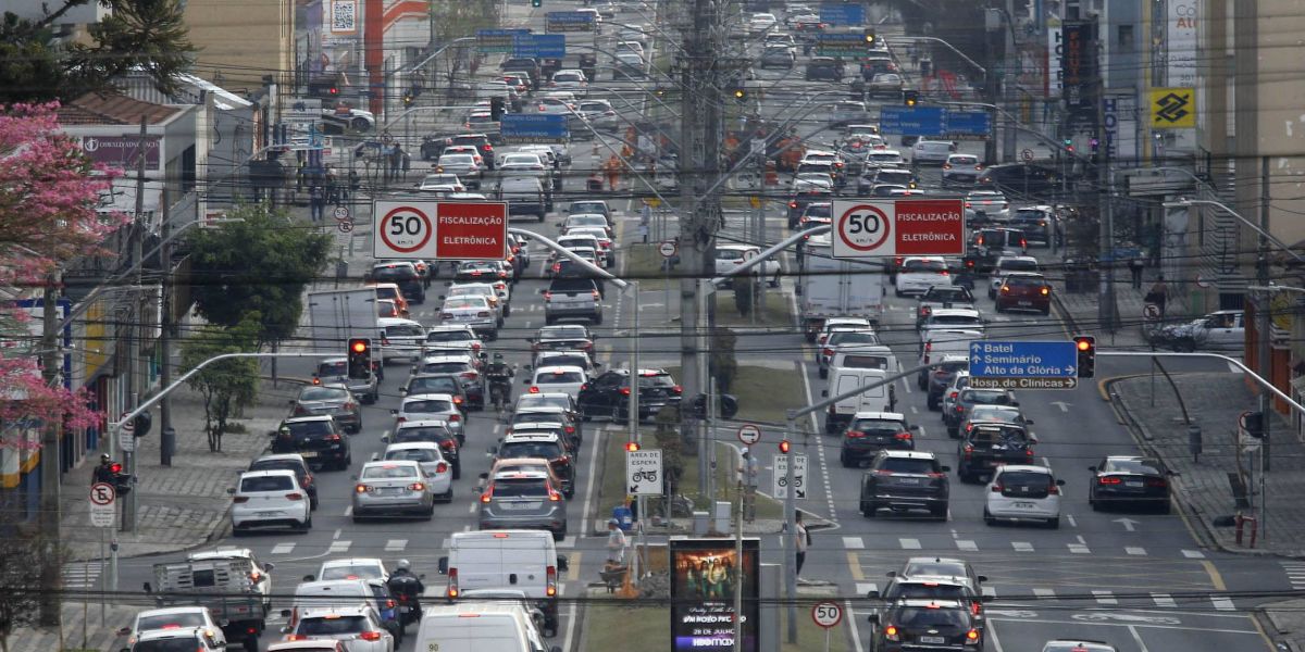 Cerca de 47% dos veículos do Paraná estão com o licenciamento irregular, afirma o Detran