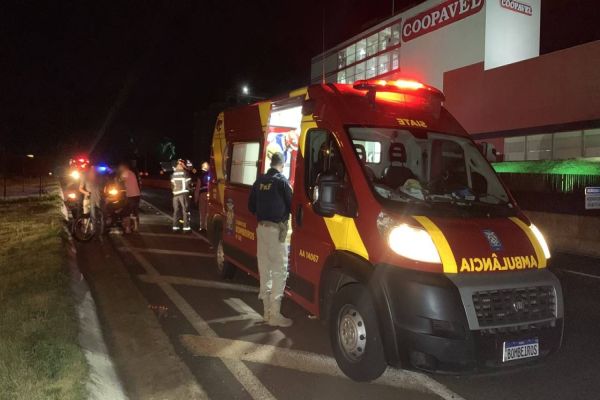 Imagem referente a notícia: Motociclista de 36 anos é atingido na traseira por caminhonete na BR-277 em Cascavel