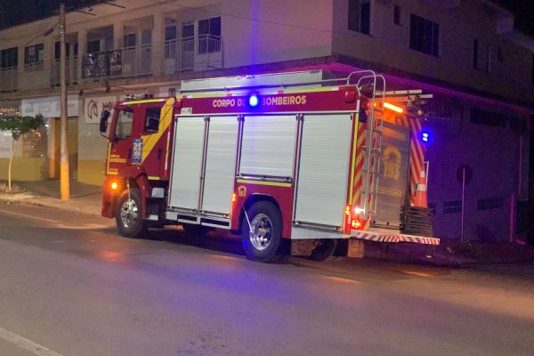 Imagem referente a notícia: Curto-circuto em poste de iluminação mobiliza Corpo de Bombeiros no Bairro Floresta