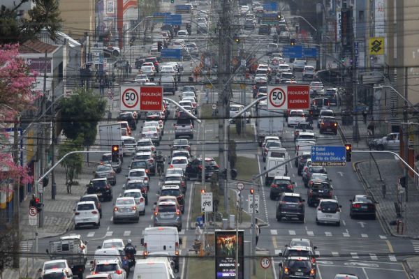 Cerca de 47% dos veículos do Paraná estão com o licenciamento irregular, afirma o Detran