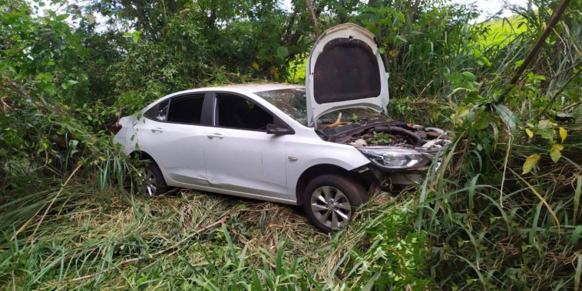 Condutora de 57 anos sofre mal súbito, sai da pista e para em cima de barranco na PR-573