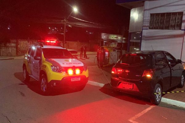 Imagem referente a notícia: Viatura da Polícia Militar tomba após colisão com Ônix no bairro Neva em Cascavel