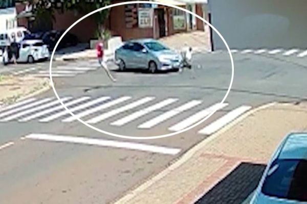 Imagem referente a notícia: Motociclista “voa” por cima de automóvel após forte colisão no Jardim Clarito