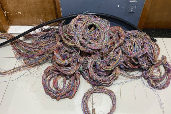 Homem é detido pelo GDE com fios furtados no Bairro Cascavel Velho