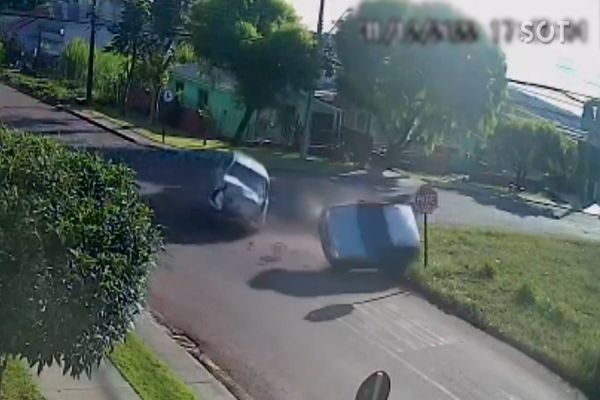 Imagem referente a notícia: Carro capota após forte colisão de trânsito no Bairro Alto Alegre