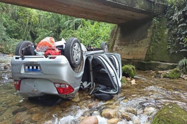 Duas pessoas morrem e mulher é levada a hospital de Garuva após carro cair de ponte no Paraná