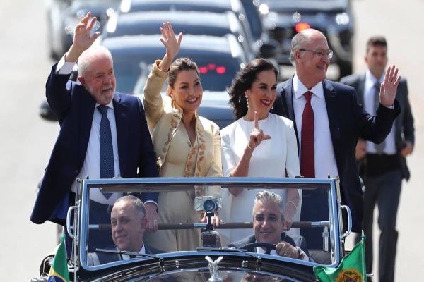 Imagem referente a notícia: Governo Lula toma posse em Brasília e assume terceiro mandato vinte anos após a primeira eleição