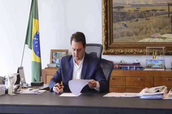 Governador sanciona lei que garante reajuste no Piso Salarial do Paraná