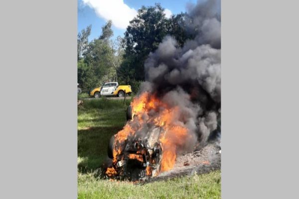 Quatro jovens ficam feridos após veiculo capotar e pegar fogo na PR-323, no Paraná