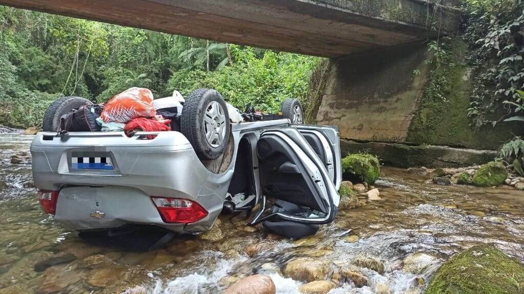 Duas pessoas morrem e mulher é levada a hospital de Garuva após carro cair de ponte no Paraná