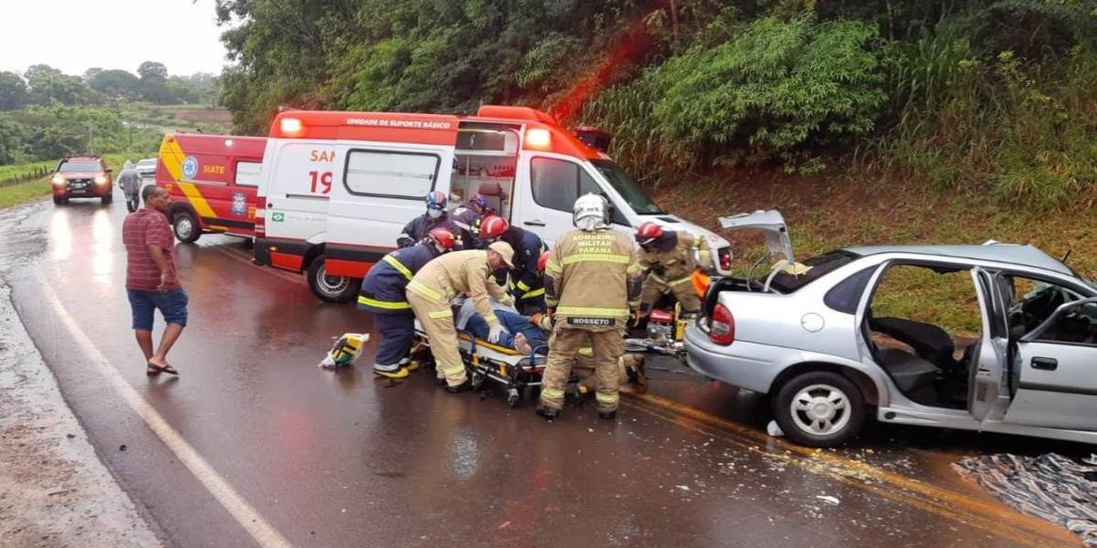 Três pessoas ficam presas às ferragens em acidente na PR-489 entre Umuarama e Xambrê