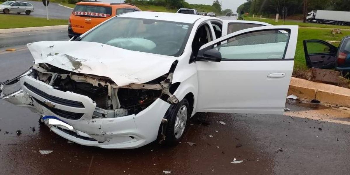 Três pessoas ficam feridas após colisão na BR-277 em Candói