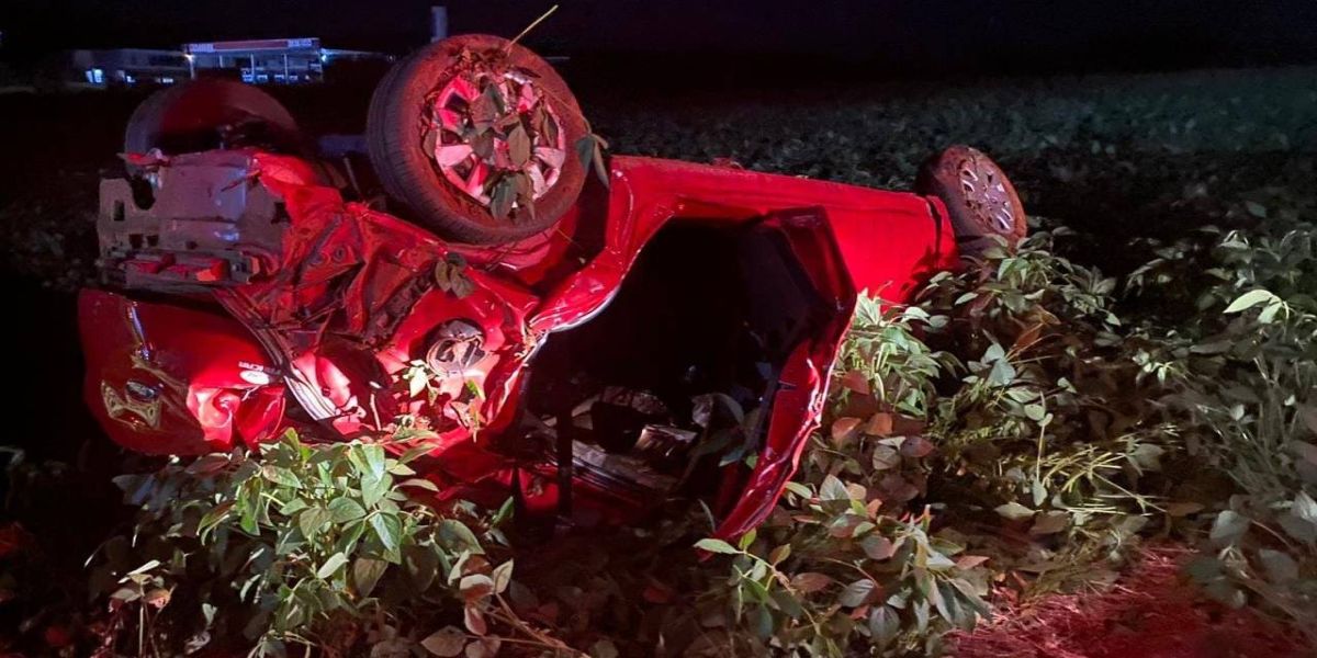 Mulher morre após saída de pista seguida de capotamento é registrado na PR-484 em Quedas do Iguaçu