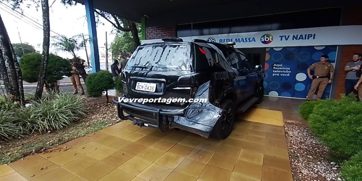 Homem furta viatura do CHOQUE e para na porta da emissora Rede Massa
