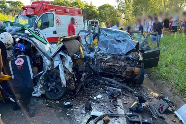 Duas pessoas morrem e sete ficam gravemente feridas em acidente com dois carros na PR-182