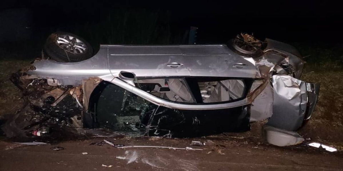Carro atinge árvore e capota na PR 496 deixando dois feridos