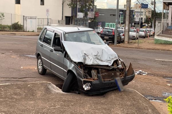 Imagem referente a notícia: Forte colisão de trânsito deixa Uno destruído na Avenida Carlos Gomes em Cascavel