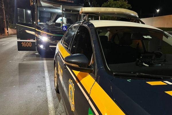 PRF apreende 58 celulares iphone sendo transportados por motoristas em ônibus