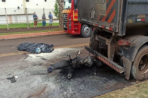 Motociclista morre após colidir contra carreta e moto ainda explode em Toledo