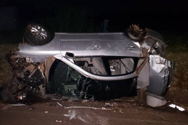 Carro atinge árvore e capota na PR 496 deixando dois feridos