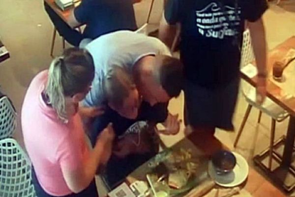 Imagem referente a notícia: Policial Federal de Foz do Iguaçu salva criança engasgada em Restaurante