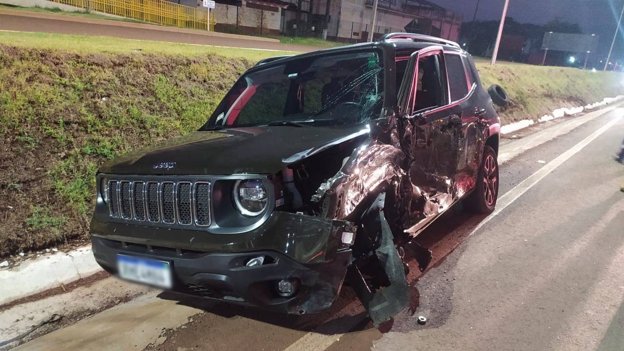 Colisão frontal entre Jeep Renegade e Ford Ká é registrada no Trevo Cataratas