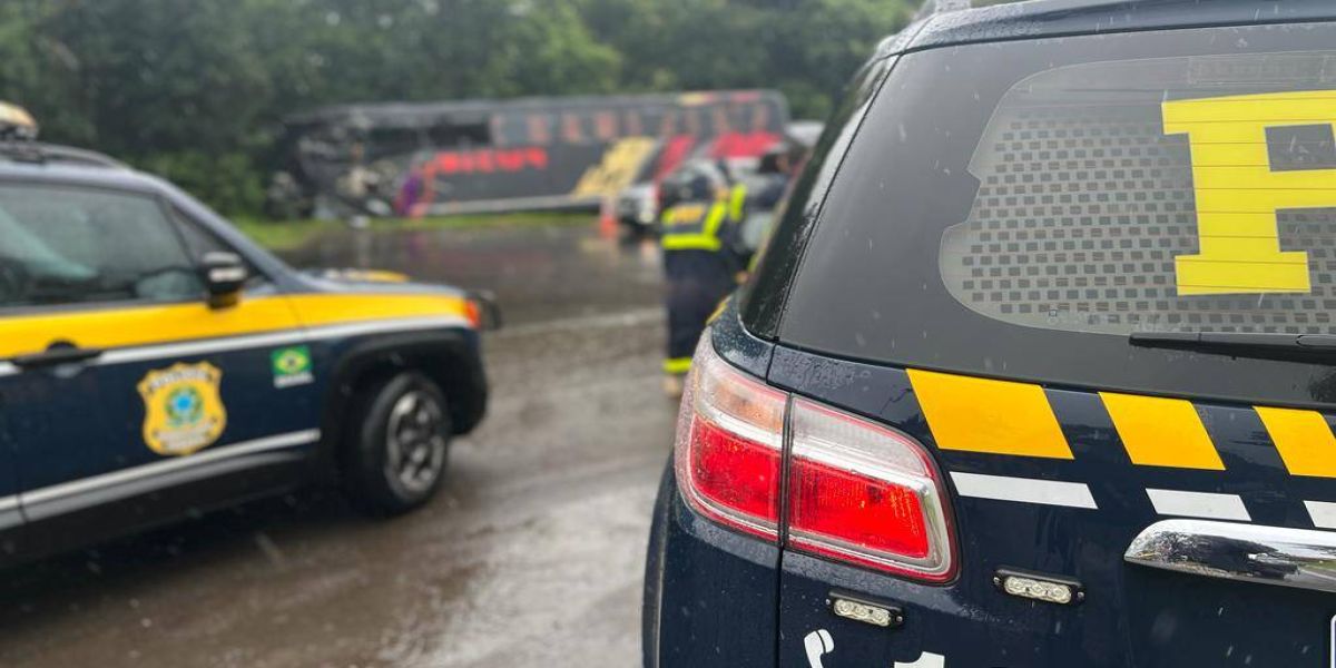 Mulher morre após colisão entre caminhão e ônibus com cerca de 30 passageiros na BR-277