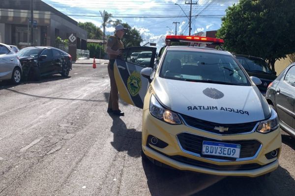 Imagem referente a notícia: Quatro veículos se envolvem em forte colisão no Bairro Neva em Cascavel
