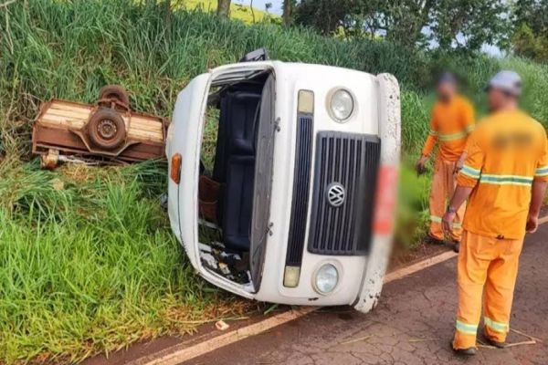 Kombi capota e deixa nove trabalhadores feridos na PR-317