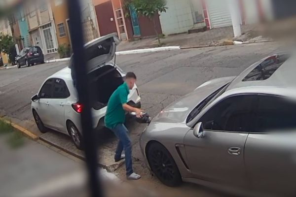 Imagem referente a notícia: Nova Onda: Câmera de segurança registra bandido roubando farol de carro de luxo; assista