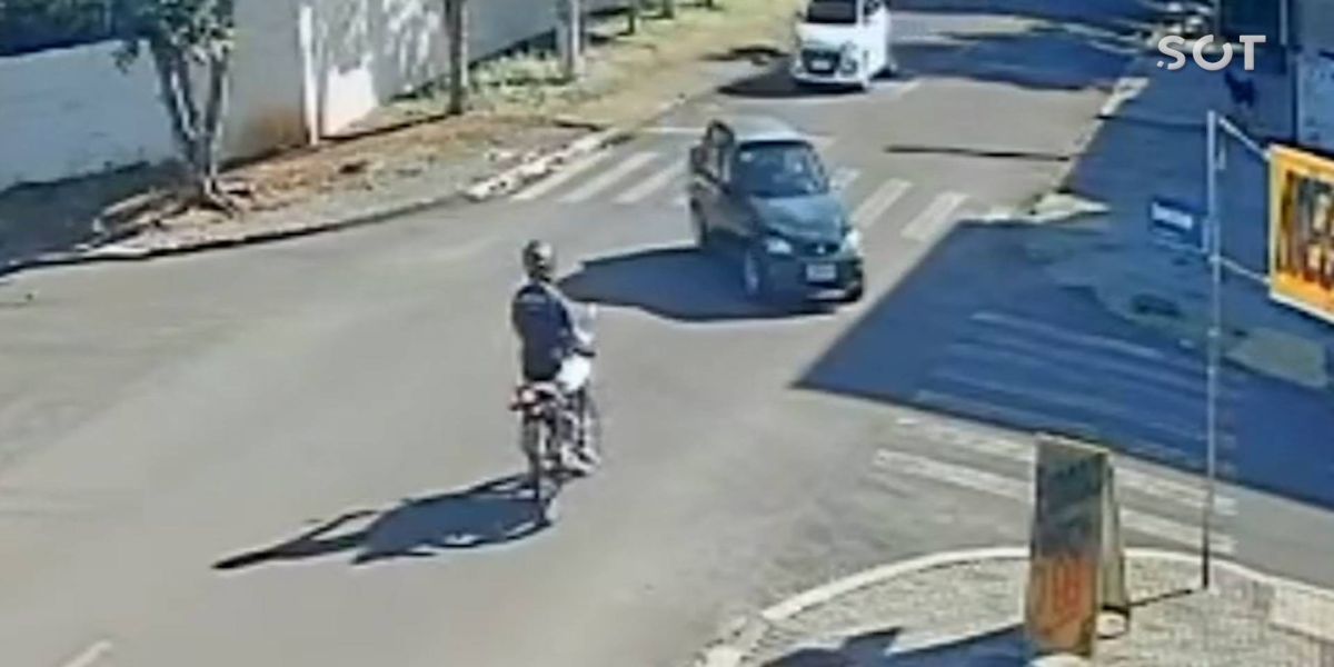 Motociclista fica ferido ao se envolver em forte colisão no Bairro Parque São Paulo