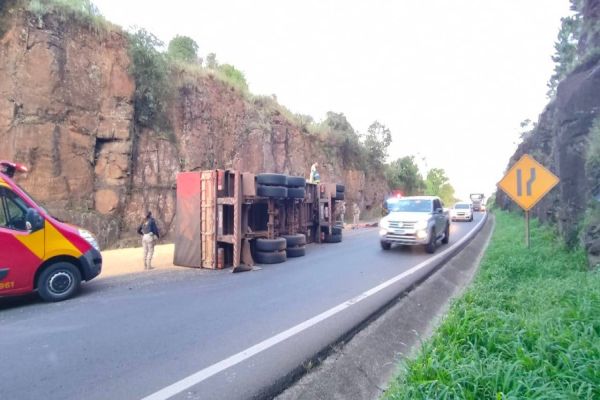 Homem de 42 anos morre após caminhão colidir contra paredão de rochas na BR-277