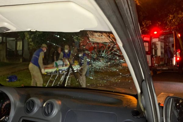 Imagem referente a notícia: Motociclista atinge Fiorino na Rua Romeu Caponi no Bairro Periolo, em Cascavel