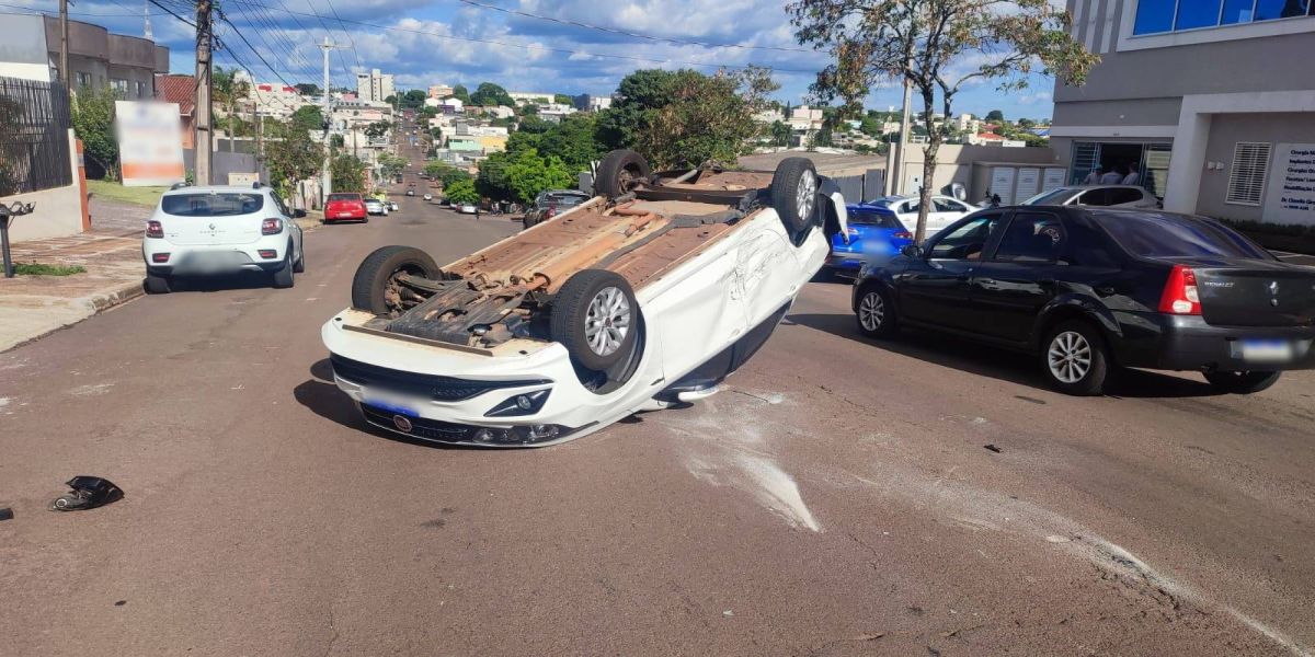 Veículo capota após forte colisão no centro de Cascavel