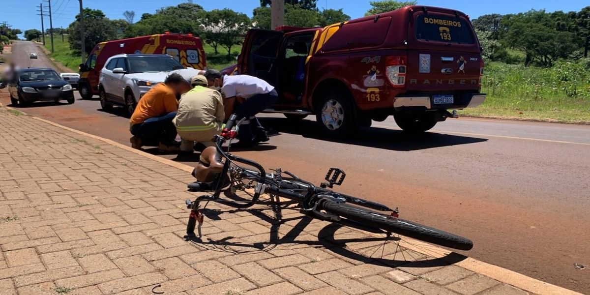 Ciclista de 23 anos fica em estado grave após queda na Avenida Corbélia
