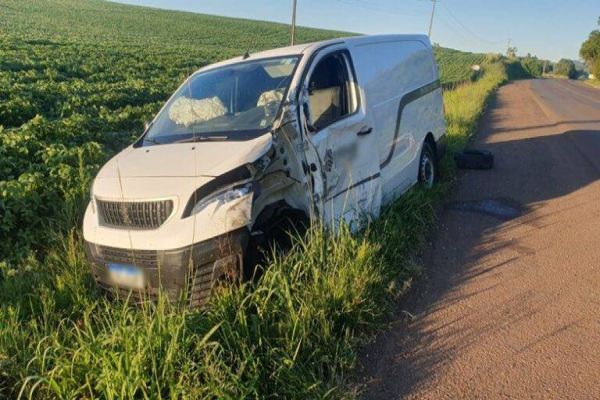 Veículo funerário se envolve em colisão com caminhão na PR-483