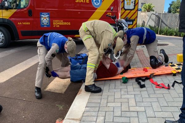 Imagem referente a notícia: Motociclista fica ferido após colidir contra caminhonete no centro de Cascavel