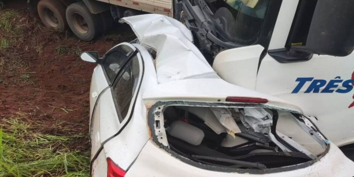 Carro é esmagado em acidente com caminhão e 4 pessoas morrem na BR-158, entre elas duas crianças