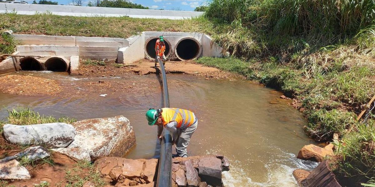 Tubulação do desassoreamento do Lago Municipal de Cascavel atravessa galerias da BR-277